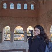 La profesora de fotografía, imparte clases para todas las edades. Aprenderemos las nociones más importantes de este mundo!